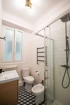 a bathroom with a toilet and a sink and a shower at Sublime 4 pièces quartier des Musiciens in Nice