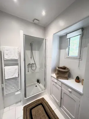 a white bathroom with a shower and a sink at Superbe Appartement de 105 m2, hyper centre avec Terrasse, parking, à 5 min de la mer in Nice