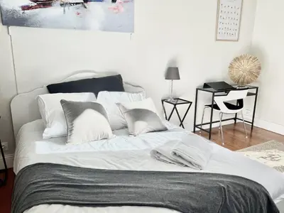 a bedroom with a bed with white sheets and pillows at Superbe Appartement de 105 m2, hyper centre avec Terrasse, parking, à 5 min de la mer in Nice