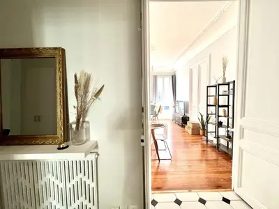 a living room with a mirror and a hallway at Superbe Appartement de 105 m2, hyper centre avec Terrasse, parking, à 5 min de la mer in Nice