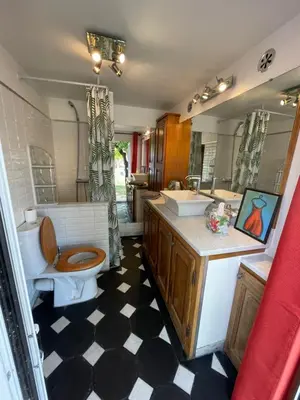 a bathroom with a toilet and a sink at Chambre d'hôtes duplex Le petit mas niçois de la Villa rose in Nice