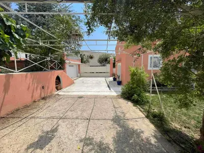 an empty driveway in front of a building at Chambre d'hôtes duplex Le petit mas niçois de la Villa rose in Nice