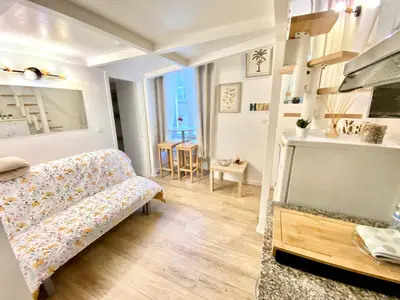 a small living room with a bed and a table at Duplex cosy - hyper centre - Proche mer et Promenade in Nice