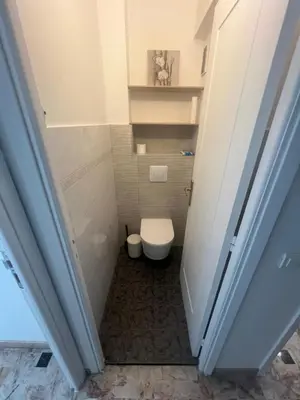 a small bathroom with a toilet in a hallway at Grand appartement proche Promenade in Nice