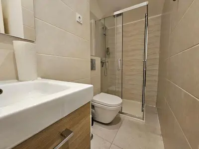 a bathroom with a toilet and a sink and a shower at Centre de Nice : Studio rénové, climatisé et calme in Nice