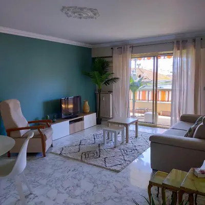 a living room with a couch and a tv at Grand 2 pièces à 4mns de la plage in Cagnes-sur-Mer