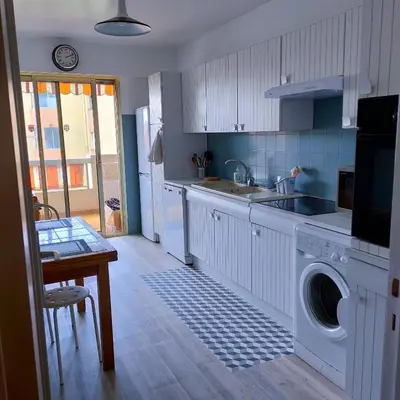 a kitchen with a sink and a washing machine at Grand 2 pièces à 4mns de la plage in Cagnes-sur-Mer