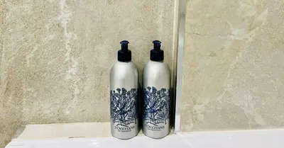 two blue and white bottles sitting on top of a sink at Luxueux Appartement 115m2, 3 Chambres centre ville avec parking à 5 min plage -climatisation in Nice