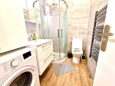 a bathroom with a toilet and a washing machine at Résidence Petite Californie in Nice
