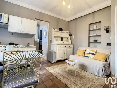 a small living room with a couch and a table at Appartement 1pièce avec jardin dans Mas de Caractère in Saint-Laurent-du-Var