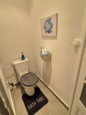 a bathroom with a toilet and a sign that says baby tune at Appartement 2 pieces in Nice