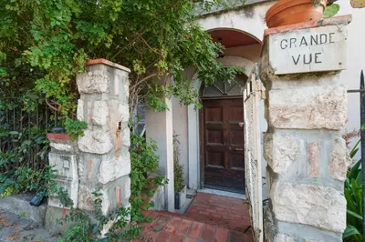 a door to a house with a sign that reads grande voice at Nice Renting - CAMBRAI03 - Seaside Studio on the Promenade des Anglais in Nice