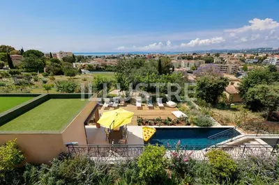 an image of a villa with a swimming pool at Villa Vue Mer, Piscine & Plage à 6Min in Cagnes-sur-Mer