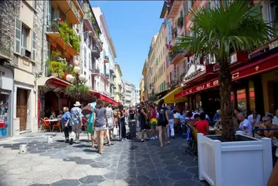 a crowd of people walking down a street with buildings at Studio à louer au cœur du Carré d or à Nice, rue Dalpozzo à 150 mètres des plages in Nice