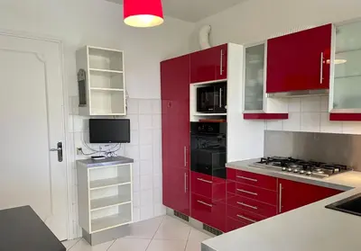 a bathroom with two sinks and a bath tub at Appartement en rez de jardin dans villa à Nice in Nice