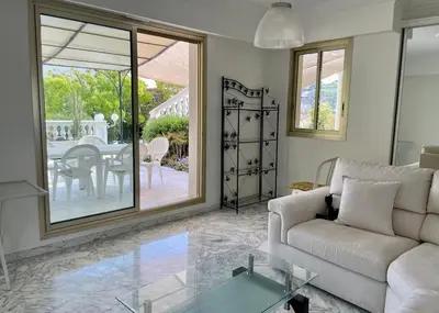 a white railing on a house with a balcony at Appartement en rez de jardin dans villa à Nice in Nice