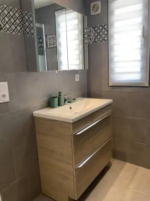 a bathroom with a sink and a mirror at Superbe appartement au calme et vue sur la mer in Cagnes-sur-Mer