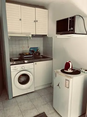 a kitchen with a washing machine and a microwave at Studio Nice proche plages / université in Nice
