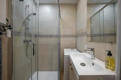 a bathroom with a shower and a sink and a shower at Cosy Morning - L'Azur - Plage 100mètres in Cagnes-sur-Mer