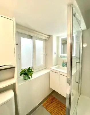 a bathroom with a shower and a sink at Duplex Cosy au Cœur du Vieux-Nice in Nice