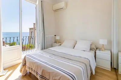 a bedroom with a bed with a view of the ocean at Cosy appartement, Vue Mer panoramique in Nice