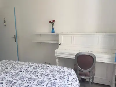 a bedroom with a bed and a desk and a chair at 2 Pièces Neuf WIFI Quartier Borriglione in Nice