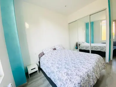a bedroom with a bed and a mirror at 2 Pièces Neuf WIFI Quartier Borriglione in Nice