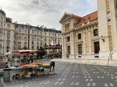 a large building with a market in the middle of a street at Magnifique appartement moderne - Clim & Wifi in Nice