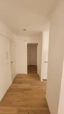 an empty room with white walls and a wooden floor at Magnifique appartement Bas Gairaut aperçu mer in Nice