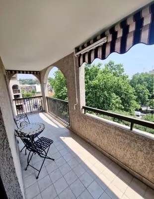 a patio with a table and chairs on a balcony at Cagnes sur Mer-Spacieux 2 pièces in Cagnes-sur-Mer