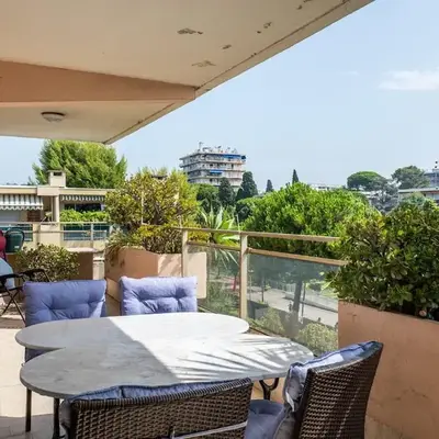 Flat with swimming pool close to the sea
