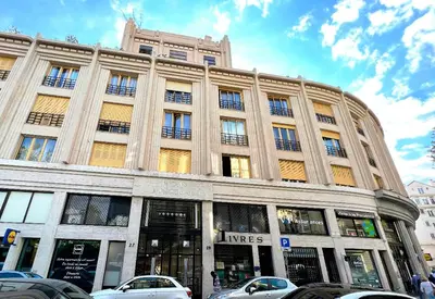 a large building with cars parked in front of it at Cosy studio ensoleillé - centre-ville – TRAM/AC in Nice