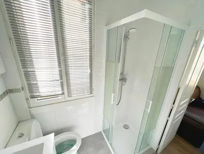 a bathroom with a shower and a toilet and a sink at Cosy studio ensoleillé - centre-ville – TRAM/AC in Nice