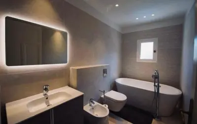 a bathroom with a tub and a sink and a toilet at Villa prestigieuse avec piscine privée au cœur de Nice in Nice