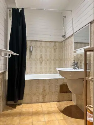 a bathroom with a sink and a bath tub at MY CASA - BOSIO RAOUL - Central few steps to the sea in Nice