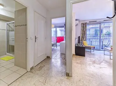 a large room with a hallway with a living room at Superbe Appartement Près de la Gare-Clim-Wifi-Espace dedié au Travail in Nice