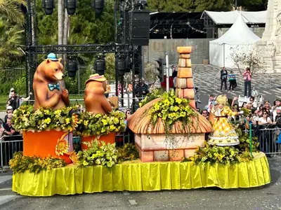 a float with two bears on it in a parade at L'Azur Promenade in Nice