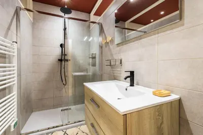 a bathroom with a sink and a shower at Charmant 3 pièces vue mer in Villefranche-sur-Mer