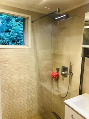 a shower with a glass door in a bathroom at Bel appartement - 50m2 à 7 minutes du centre au calme in Nice