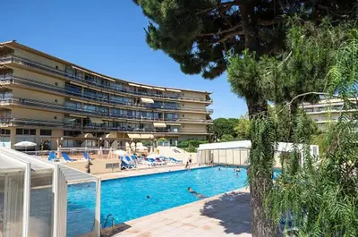 a large swimming pool next to a large building at Résidence Héliotel Marine - maeva Home - Studio 4 personnes - Confort MAE-5084 in Cros-de-Cagnes