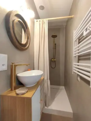 a bathroom with a bowl sink and a mirror at «l’Orient Express» joli 2 pièces fonctionnel in Nice
