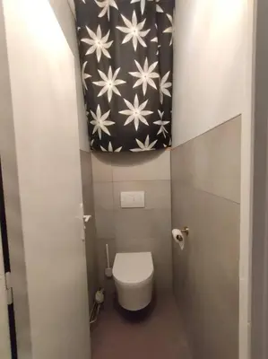 a small bathroom with a toilet in a room at «l’Orient Express» joli 2 pièces fonctionnel in Nice
