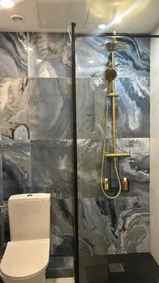 a bathroom with a toilet and a shower at Studio NICE CENTRE sur Avenue Jean Medecin MER à 8 minutes de marche in Nice