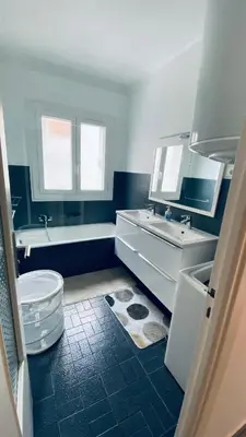 a bathroom with a toilet and a sink and a tub at Confortable et Spacieux 3pièces, très bien situé in Nice