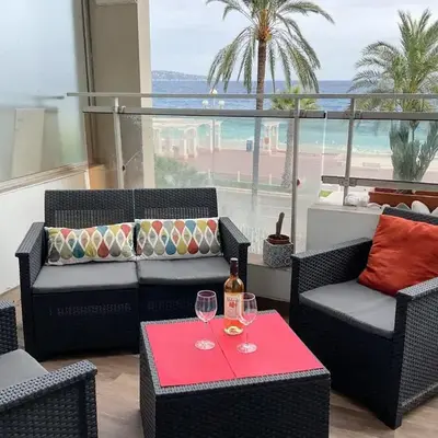 La Prom 2 - a two bedroom apartment with a sea view