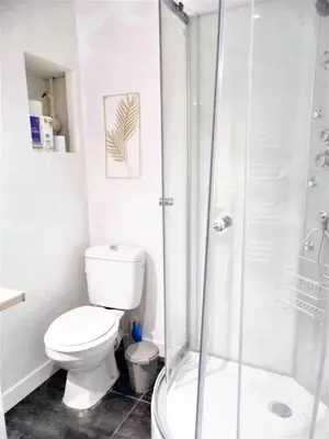 a bathroom with a large white sink and a mirror at Appartement confortable au cœur de Nice - Vue sur la ville in Nice
