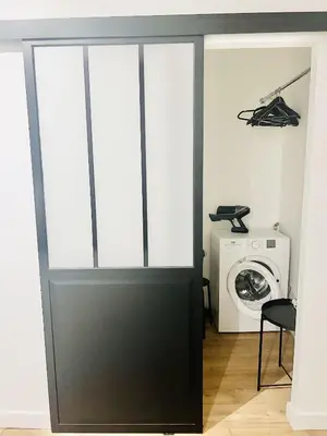a room with a washer and a washing machine at Sublime Appartement 2 pièces au cœur de la Vieille Ville in Nice