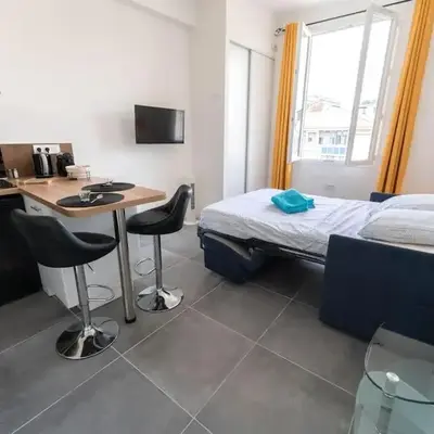 NICE Centre-ville Studio en étage refait à neuf