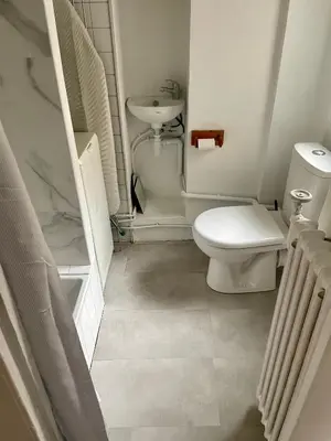 a small bathroom with a toilet and a sink at Triplex Toit-Terrasse Authentique Vieux-Nice & Mer in Nice