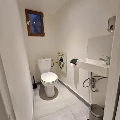 a bathroom with a toilet and a sink at Vieille-Ville de Nice 2 pièces proche Mer in Nice